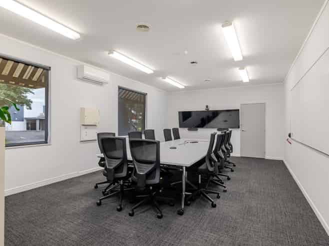 Outstanding, modern, well-presented warehouse