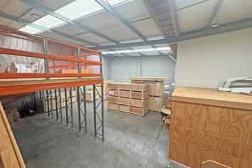 ROAD FRONT OFFICE / WAREHOUSE IN PRIME LOCATION
