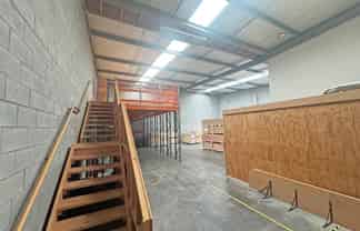 ROAD FRONT OFFICE / WAREHOUSE IN PRIME LOCATION
