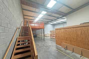 ROAD FRONT OFFICE / WAREHOUSE IN PRIME LOCATION
