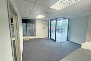 ROAD FRONT OFFICE / WAREHOUSE IN PRIME LOCATION
