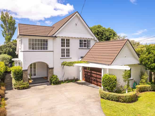 9 Selwyn Crescent, College Estate