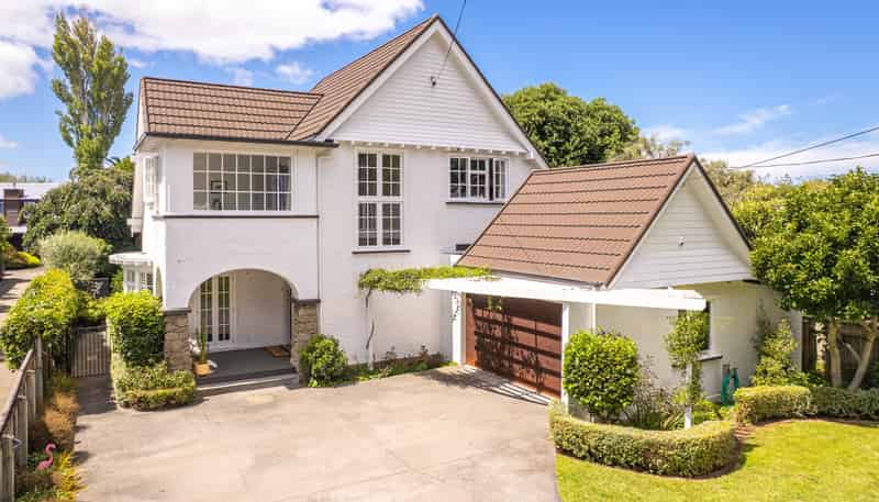 9 Selwyn Crescent, College Estate