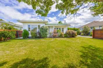 810 Frederick Street West, Mahora