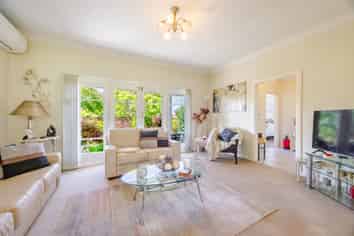 810 Frederick Street West, Mahora