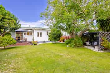 810 Frederick Street West, Mahora