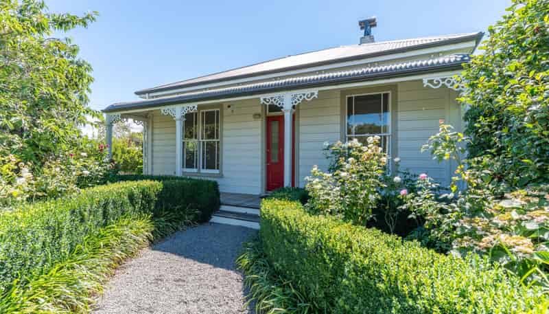 218 High Street South, Carterton