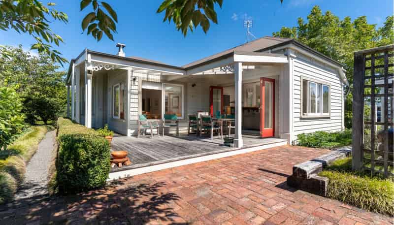 218 High Street South, Carterton