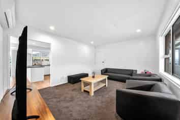 42 White Swan Road, Mount Roskill