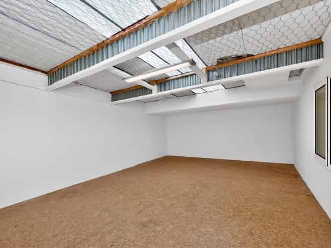 Tidy and versatile industrial unit