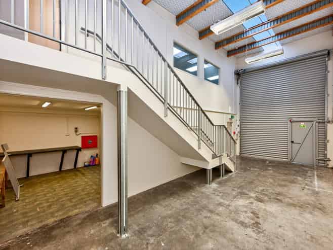 Tidy and versatile industrial unit