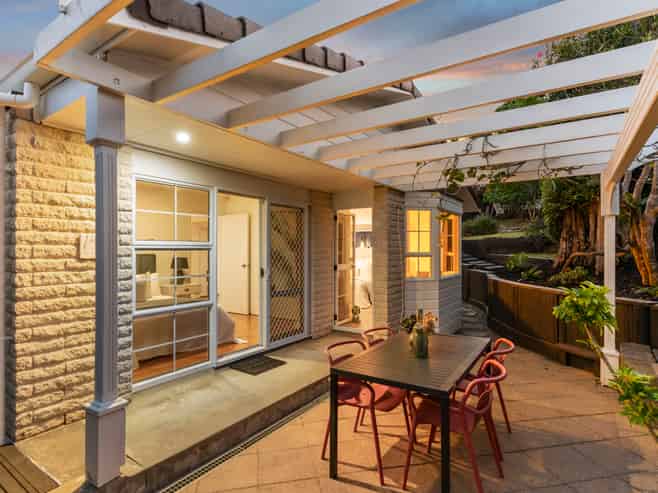 16 Eastcliffe Road, Castor Bay