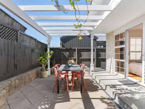 16 Eastcliffe Road, Castor Bay