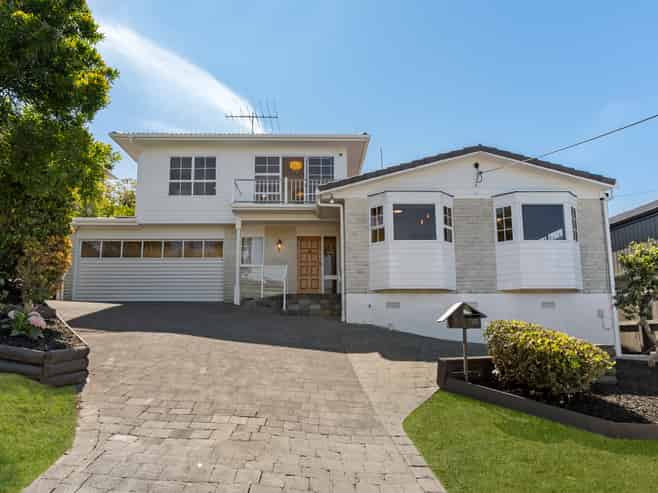 16 Eastcliffe Road, Castor Bay