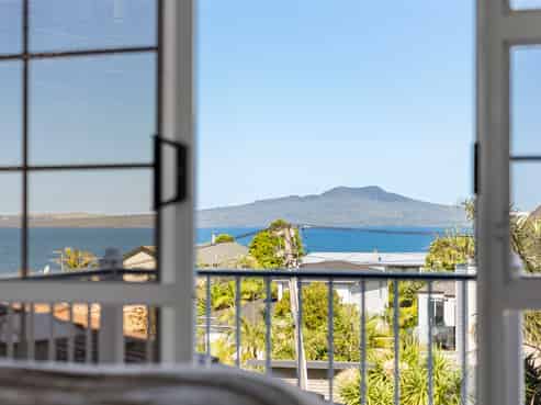 16 Eastcliffe Road, Castor Bay