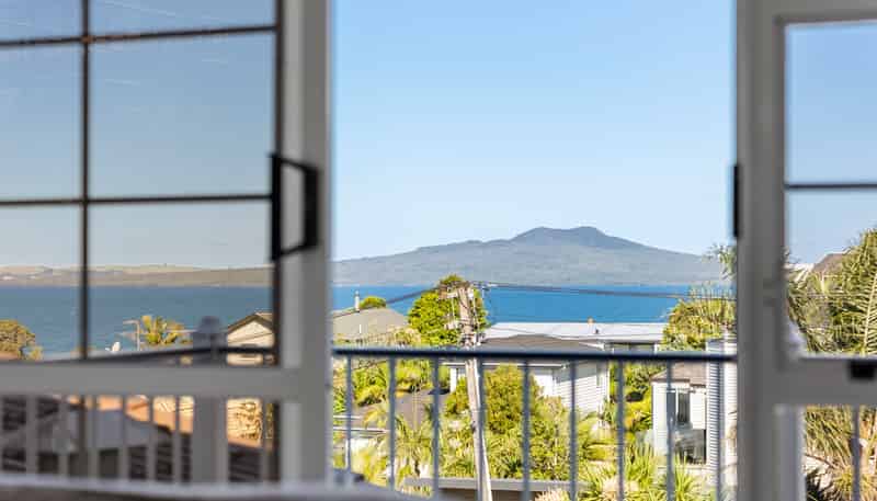 16 Eastcliffe Road, Castor Bay