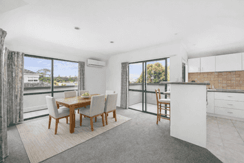 2/36 Devon Road, Bucklands Beach
