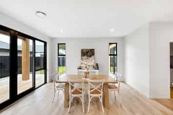 16 Elsie Lange Way, Casebrook