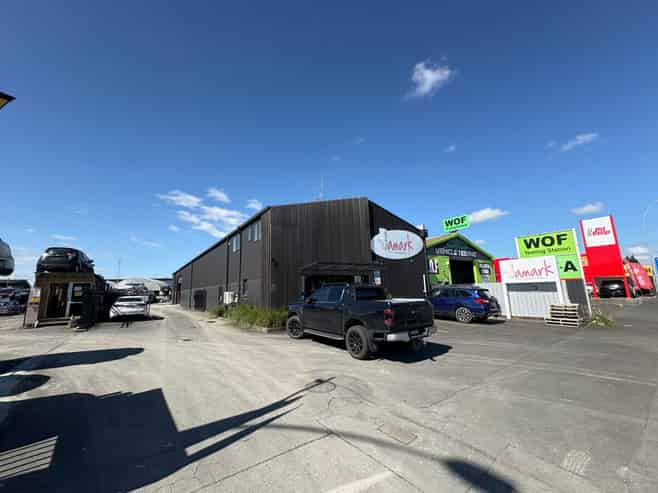 Large Yard with Functional Warehouse 