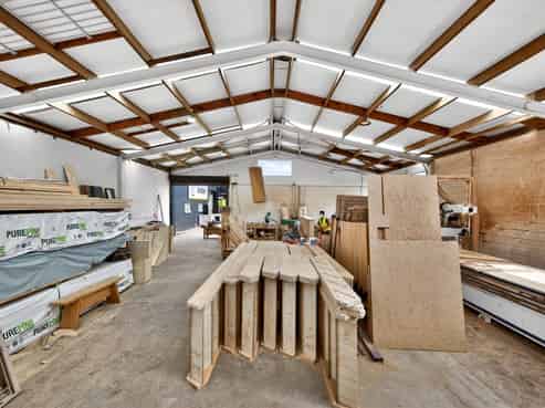 Freehold industrial offering split-risk income