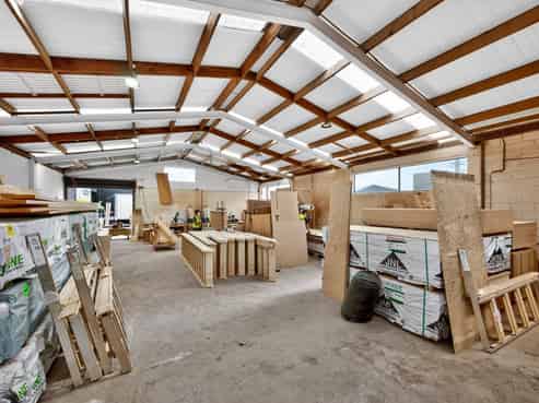 Freehold industrial offering split-risk income