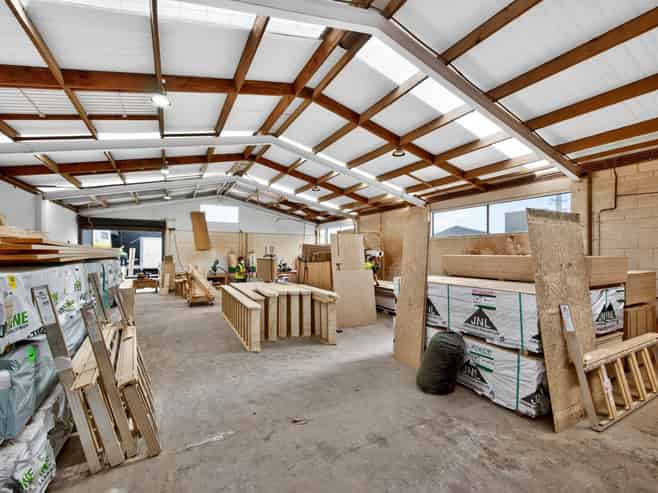 Freehold industrial offering split-risk income