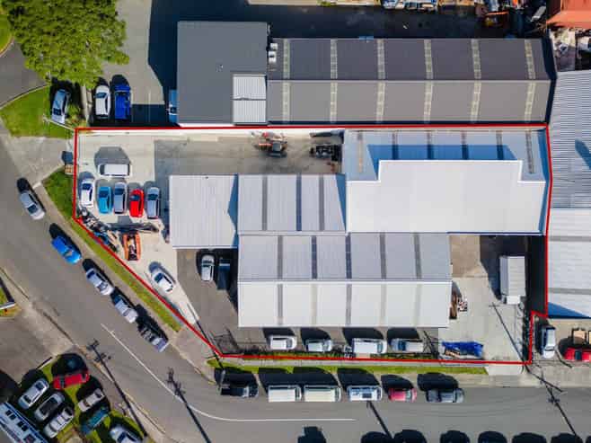Freehold industrial offering split-risk income