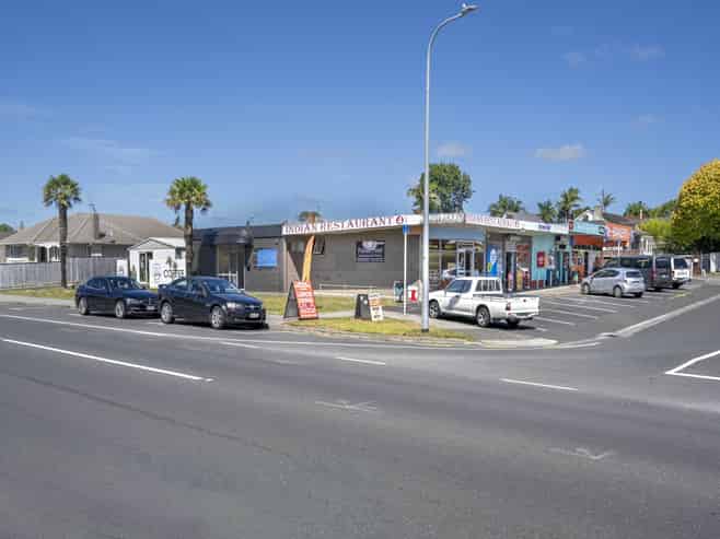Freehold split-risk retail block