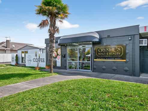 Freehold split-risk retail block