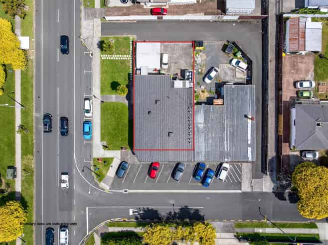 Freehold split-risk retail block