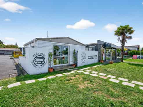 Freehold split-risk retail block