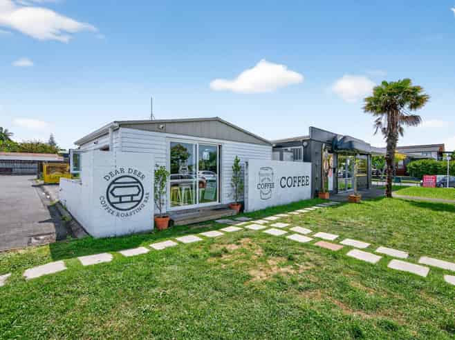 Freehold split-risk retail block