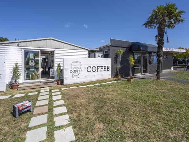 Freehold split-risk retail block