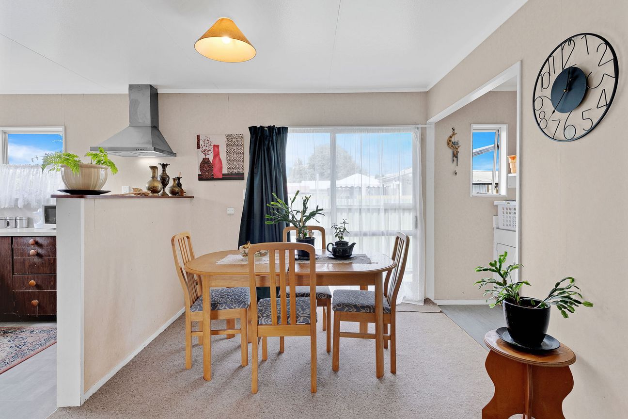 Three Bedrooms, Smart Buying - Więcej