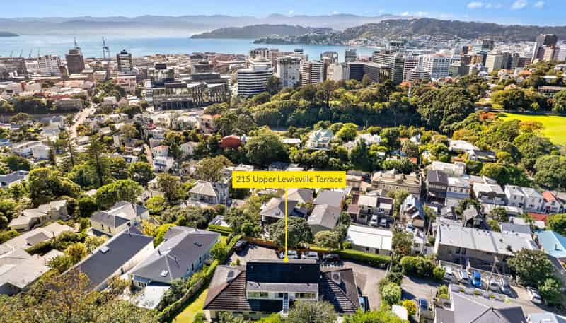 2/15 Upper Lewisville Terrace, Thorndon
