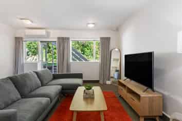 2/15 Upper Lewisville Terrace, Thorndon