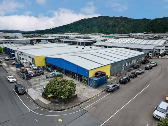 Clear span warehouse - for sale or lease