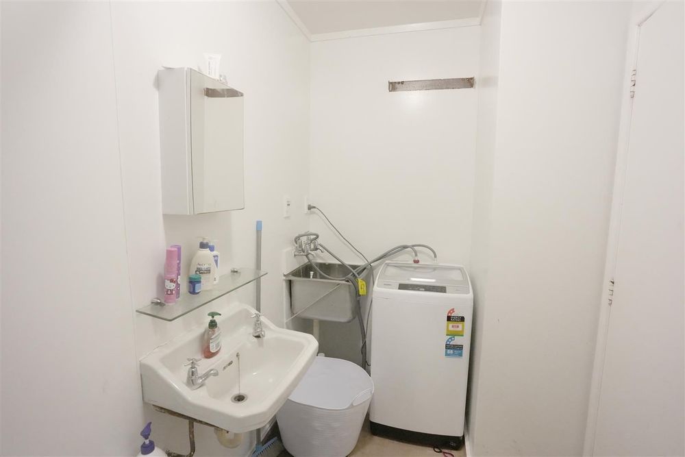 Rare Karori Opportunity! - Več