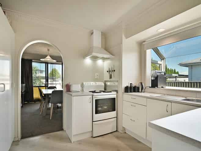 916 Lawrence Street, Akina