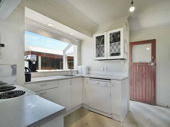 916 Lawrence Street, Akina