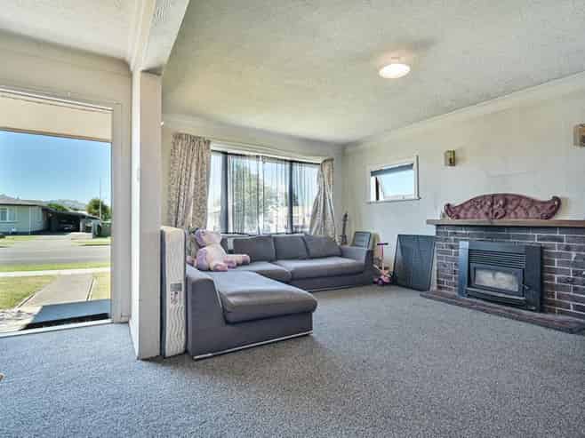 916 Lawrence Street, Akina