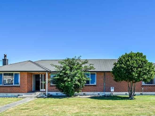 916 Lawrence Street, Akina