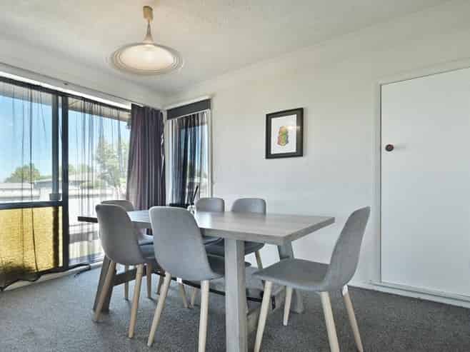 916 Lawrence Street, Akina