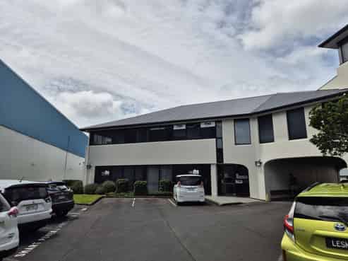 Modern level 1 office in Lincoln Manor