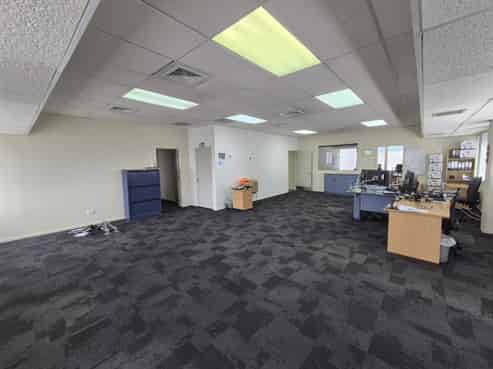 Modern level 1 office in Lincoln Manor