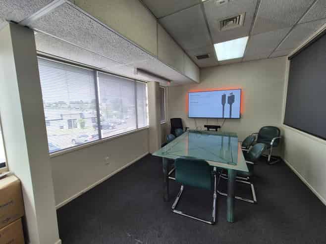 Modern level 1 office in Lincoln Manor