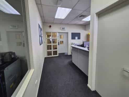 Modern level 1 office in Lincoln Manor