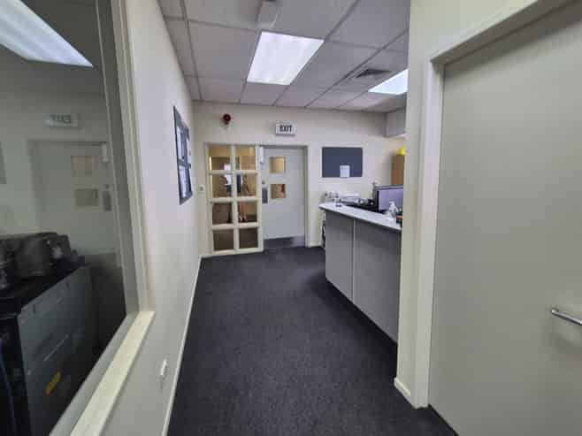 Modern level 1 office in Lincoln Manor