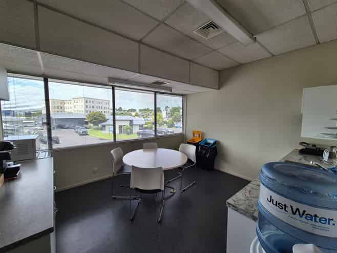 Modern level 1 office in Lincoln Manor