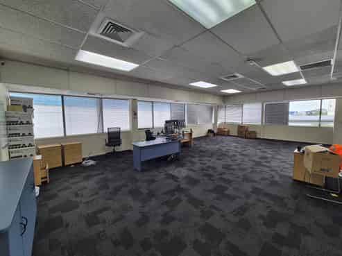 Modern level 1 office in Lincoln Manor